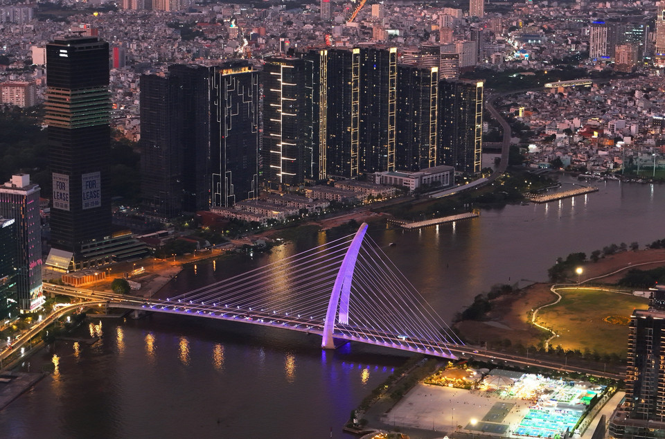 En rehaussant l’esthétique nocturne et l’architecture urbaine, le nouveau système d’éclairage contribue à faire de Hô Chi Minh-Ville une destination plus attractive à la nuit tombée. Photo : Hong Dat – VNA