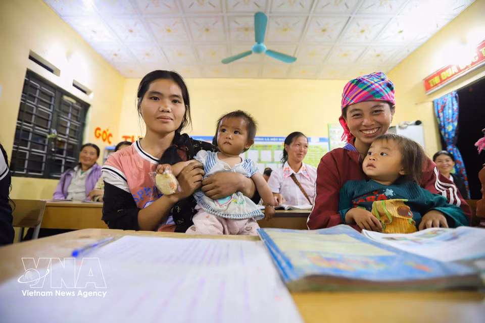 Song Thi Khua et Hang Thi Cha viennent en classe avec leurs enfants. Photo : VNA