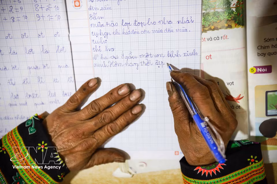 Ces mains, longtemps habituées à manier la houe et la machette dans les champs sur brûlis, apprennent aujourd’hui à tracer leurs premières lettres, avec hésitation mais détermination. Photo : VNA