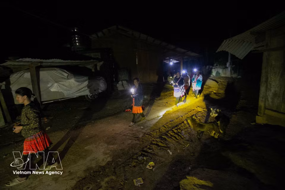 Chaque soir, les femmes Mông du village de Lang Sang se retrouvent en classe pour apprendre à lire et à écrire. Photo : VNA