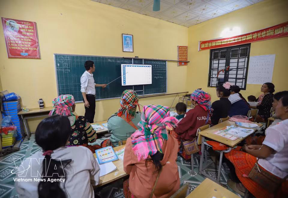 Cette classe d’alphabétisation réunit des femmes de tous âges, dont certaines sont déjà grands-mères, tandis que d’autres suivent les cours avec leur enfant sur le dos. Photo : VNA