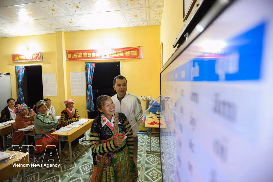 Le professeur Luong Van Duong est l’un des deux enseignants de cette classe d’alphabétisation. Photo : VNA
