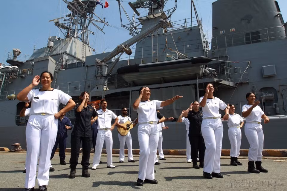 Lors de la visite d'amitié officielle du navire de la Marine royale néo-zélandaise HMNZS Te Mana F77 à Hô Chi Minh-Ville, du 25 au 29 septembre 2018, les marins ont participé à un riche échange culturel au port de Saïgon, renforçant les liens d'amitié entre les deux nations. Photo : Thanh Vu – VNA