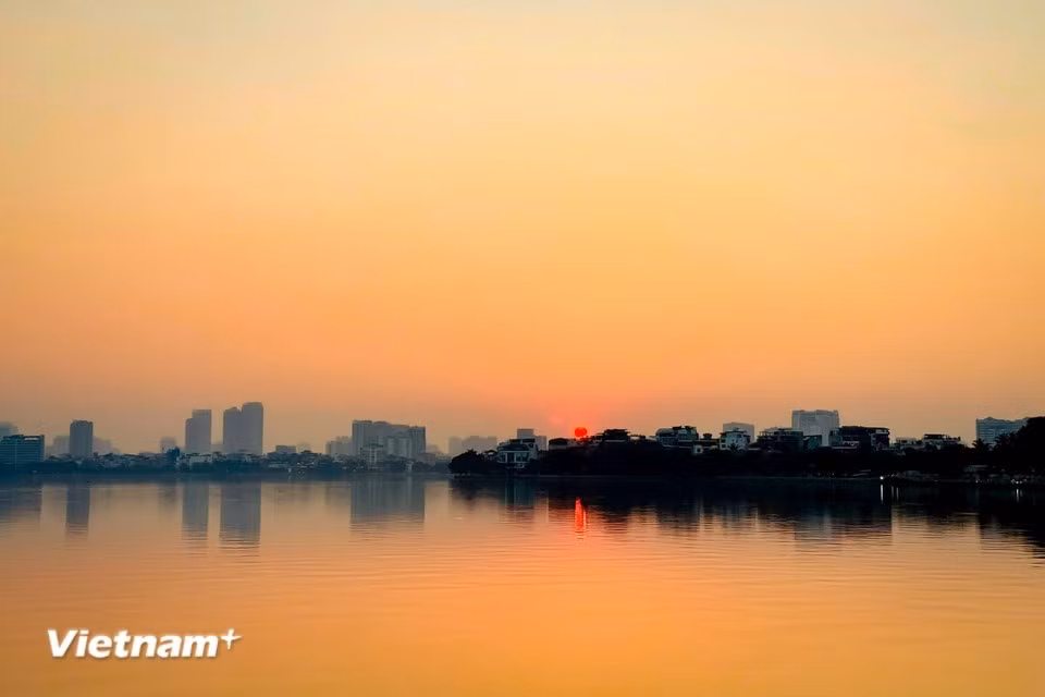 Au crépuscule, le lac s’embrase de teintes douces et silencieuses, fascinant les esprits rêveurs chaque fois qu’ils découvrent Hanoï. Photo : Trân Huong Son/Vietnam+