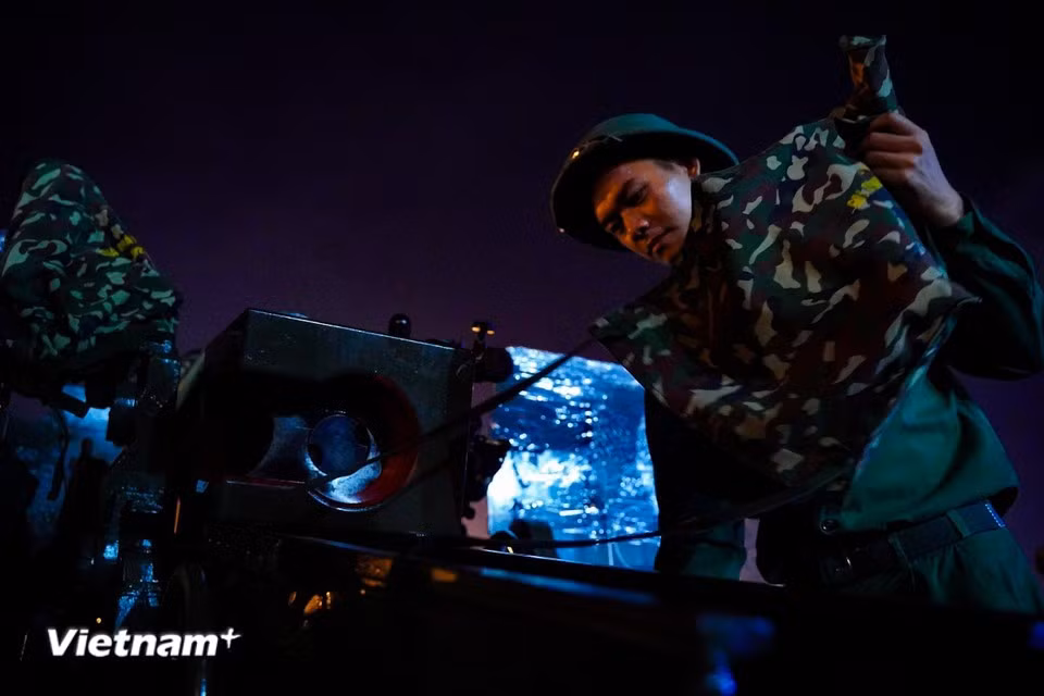 Des canons cérémoniels ont été installés sur la place du stade national My Dinh. Photo : Hoài Nam/Vietnam+