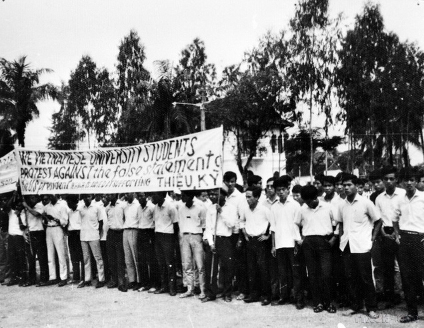 En avril 1966, les étudiants de Hué, unis dans leur indignation, ont manifesté avec force pour condamner la répression sanglante de Da Nang, perpétrée par les forces de Thieu-Ky, aux ordres des États-Unis. Ces manifestations, qui ont trouvé un écho dans tout le pays, ont souligné la détermination du peuple vietnamien à mettre fin à l'occupation américaine et à renverser le régime fantoche de Saigon. Photo : VNA