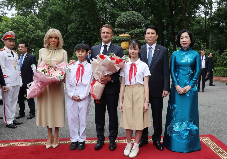 Le président Luong Cuong, son épouse et le président français Emmanuel Macron, son épouse avec des enfants à Hanoï. Photo : VNA