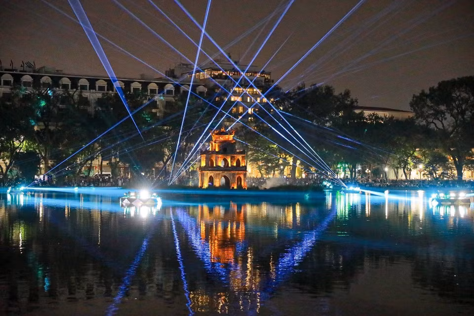 Ce programme vise à créer davantage d'espace pour les activités culturelles communautaires nocturnes pendant les fêtes de fin d'année. Photo : VNA