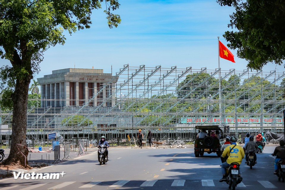 En dehors des axes proches du défilé en cours de réaménagement, de grandes tribunes destinées au "concert national" sont en train d’être installées sur la place Ba Dinh. Photo : Vietnam+