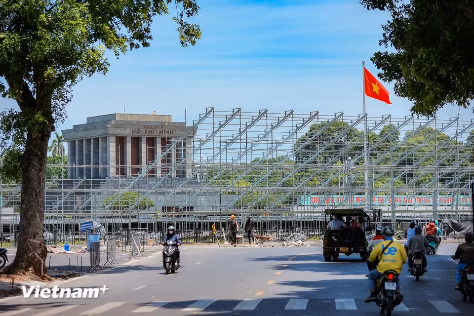 En dehors des axes proches du défilé en cours de réaménagement, de grandes tribunes destinées au "concert national" sont en train d’être installées sur la place Ba Dinh. Photo : Vietnam+