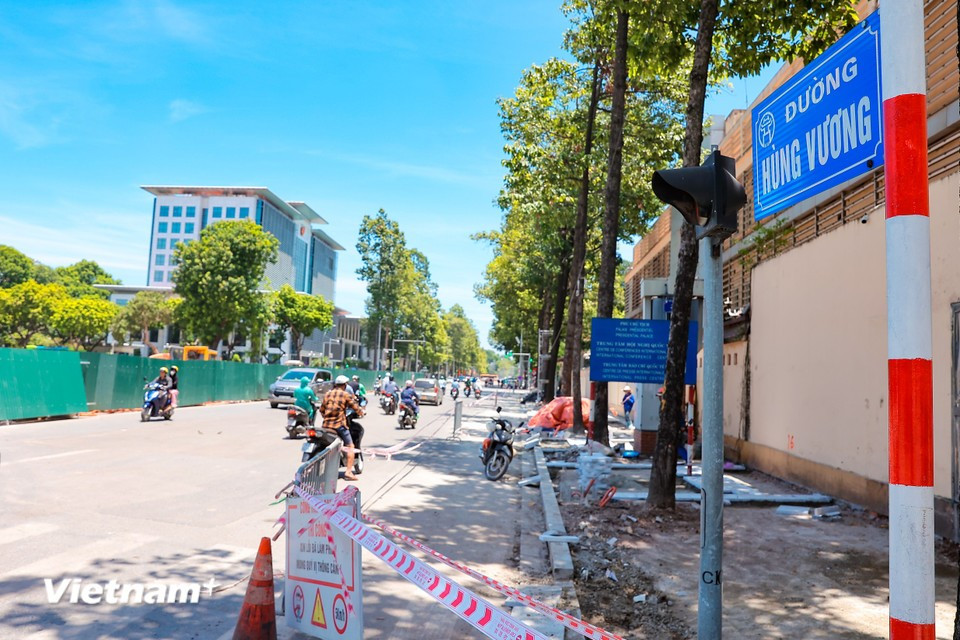 Le projet d’élargissement de la rue Hùng Vuong, entre les rues Trân Phu et Nguyên Thái Hoc, est en cours. Le but est de servir les missions majeures du Parti, notamment le défilé militaire et civil qui commémorera le 80e anniversaire de la Révolution d’Août et de la Fête nationale du 2 septembre. Photo : Vietnam+