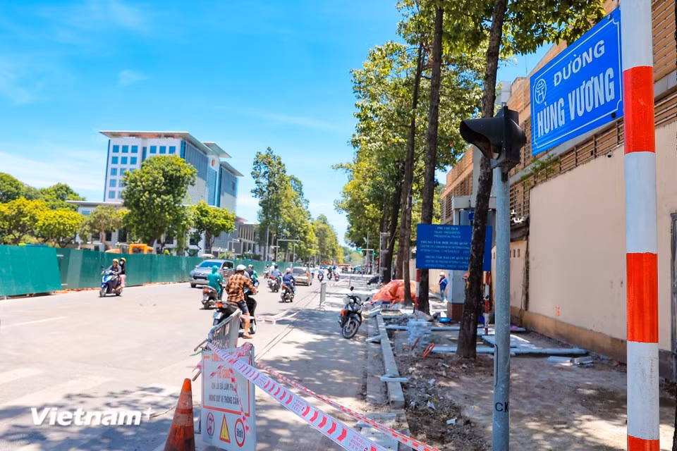 Le projet d’élargissement de la rue Hùng Vuong, entre les rues Trân Phu et Nguyên Thái Hoc, est en cours. Le but est de servir les missions majeures du Parti, notamment le défilé militaire et civil qui commémorera le 80e anniversaire de la Révolution d’Août et de la Fête nationale du 2 septembre. Photo : Vietnam+