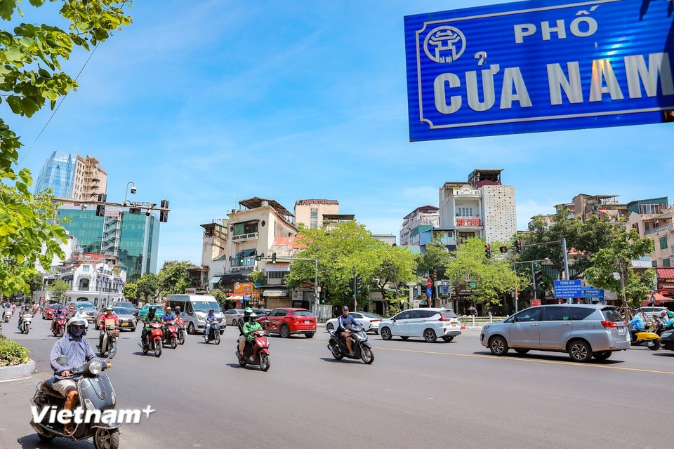 Au carrefour de Cua Nam, le séparateur central du croisement Tràng Thi vers Hàng Bông–Diên Biên Phu a été enlevé. Photo : Vietnam+