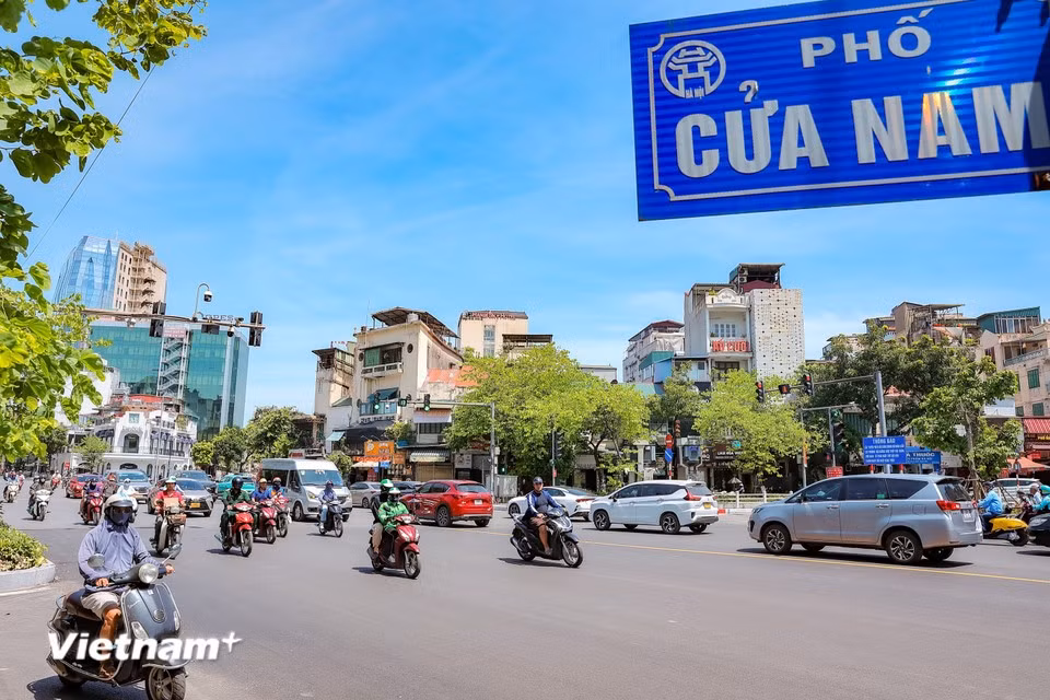 Au carrefour de Cua Nam, le séparateur central du croisement Tràng Thi vers Hàng Bông–Diên Biên Phu a été enlevé. Photo : Vietnam+