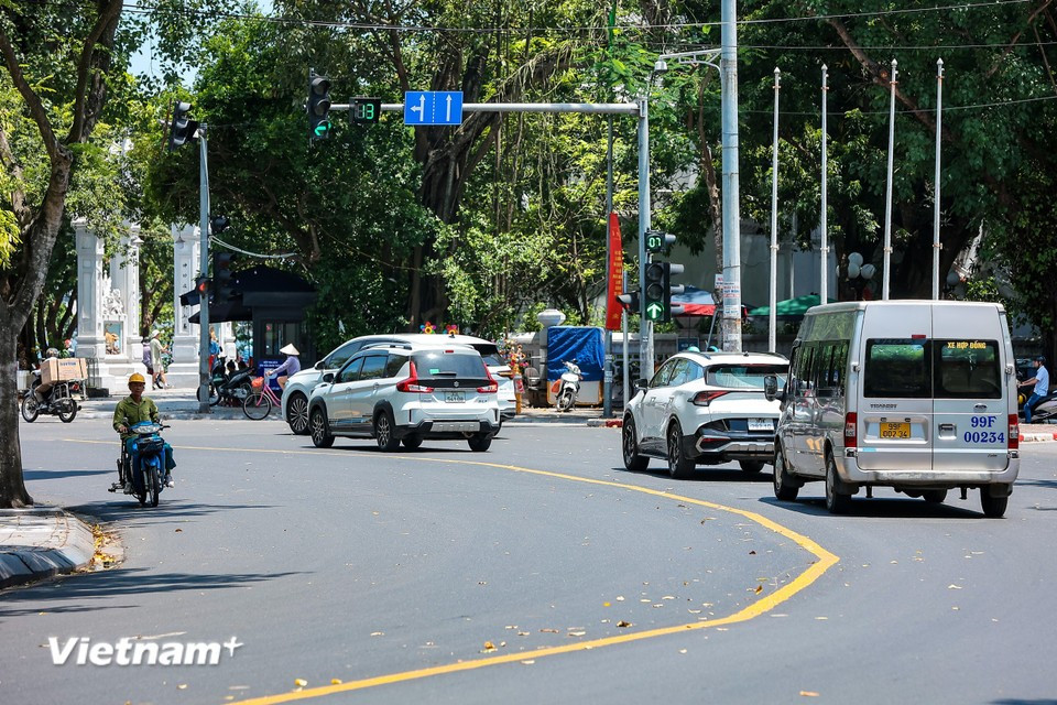 Le séparateur central de la rue Hùng Vương, entre les carrefours Phan Dinh Phùng et Quan Thanh, a été démonté. Photo : Vietnam+