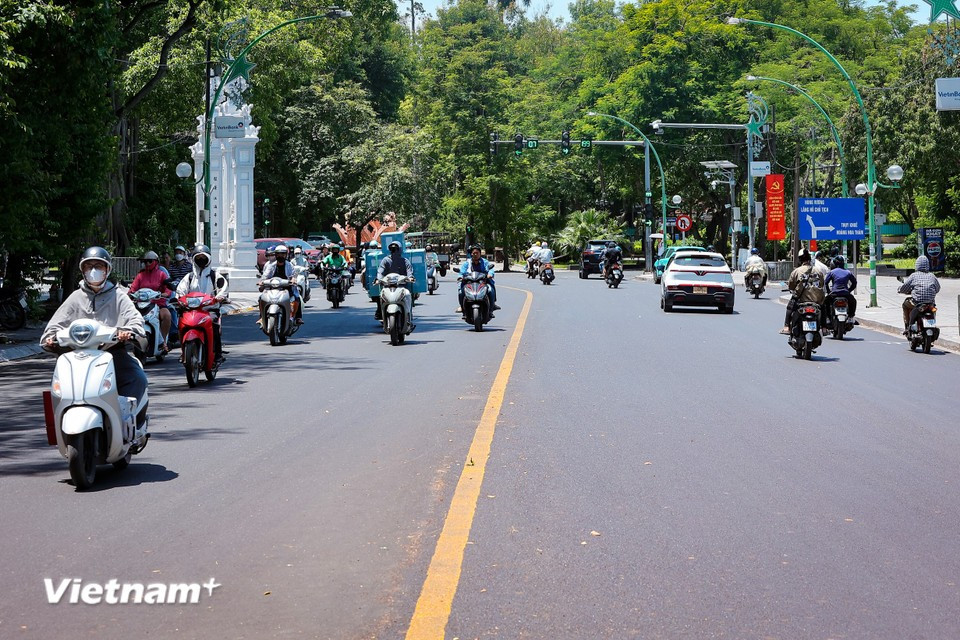 Le séparateur au début de la rue Thanh Niên a également été temporairement retiré. Photo : Vietnam+