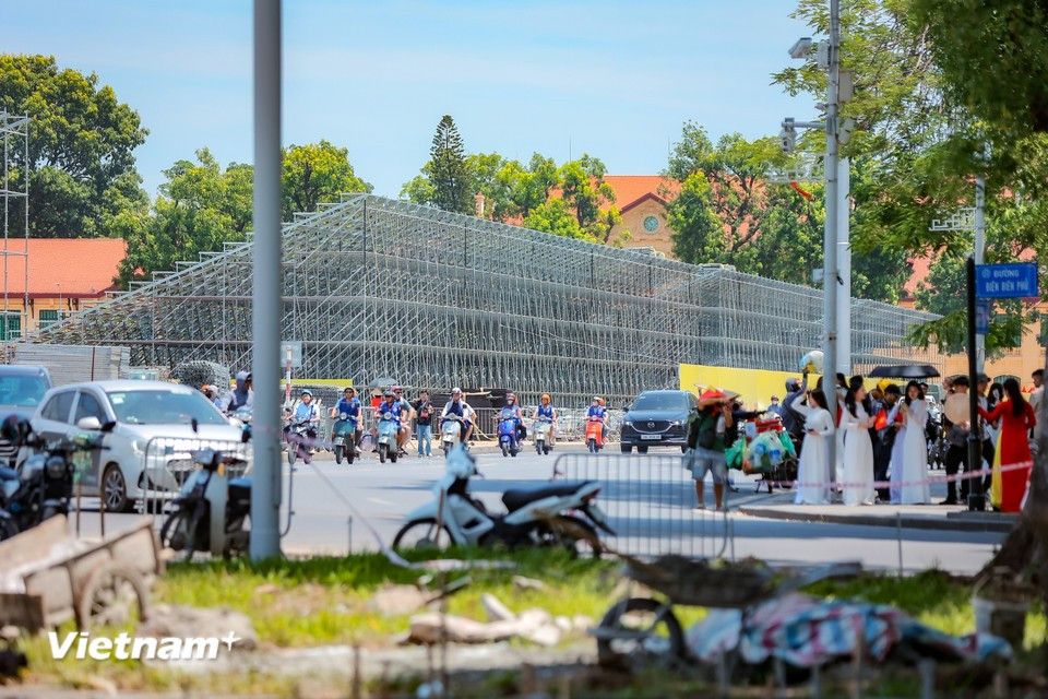 Depuis quelques jours, des tribunes, une scène, des écrans géants et autres installations techniques sont en cours de montage sur la place Ba Dinh. Photo : Vietnam+