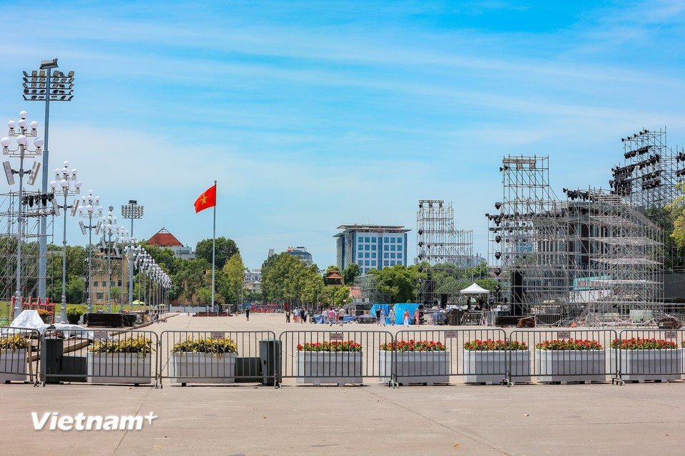 L'installation de tribunes, d'une scène, d'écrans géants et d'autres équipements techniques est en cours sur la place Ba Dinh. Photo : Vietnam+