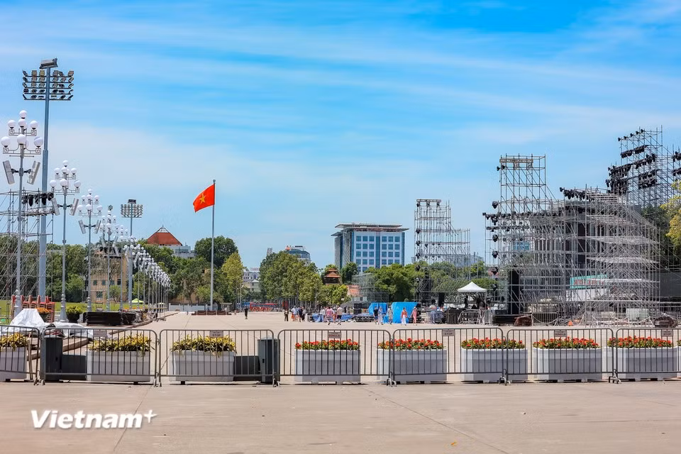 L'installation de tribunes, d'une scène, d'écrans géants et d'autres équipements techniques est en cours sur la place Ba Dinh. Photo : Vietnam+