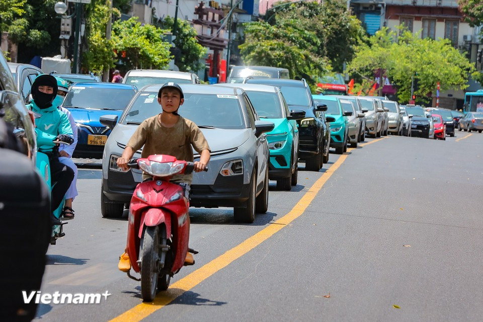 Sur la rue Diên Biên Phu, le séparateur en béton a été remplacé par une ligne jaune peinte au sol. La chaussée est également en cours de rénovation avec une nouvelle couche d'asphalte. Photo : Vietnam+