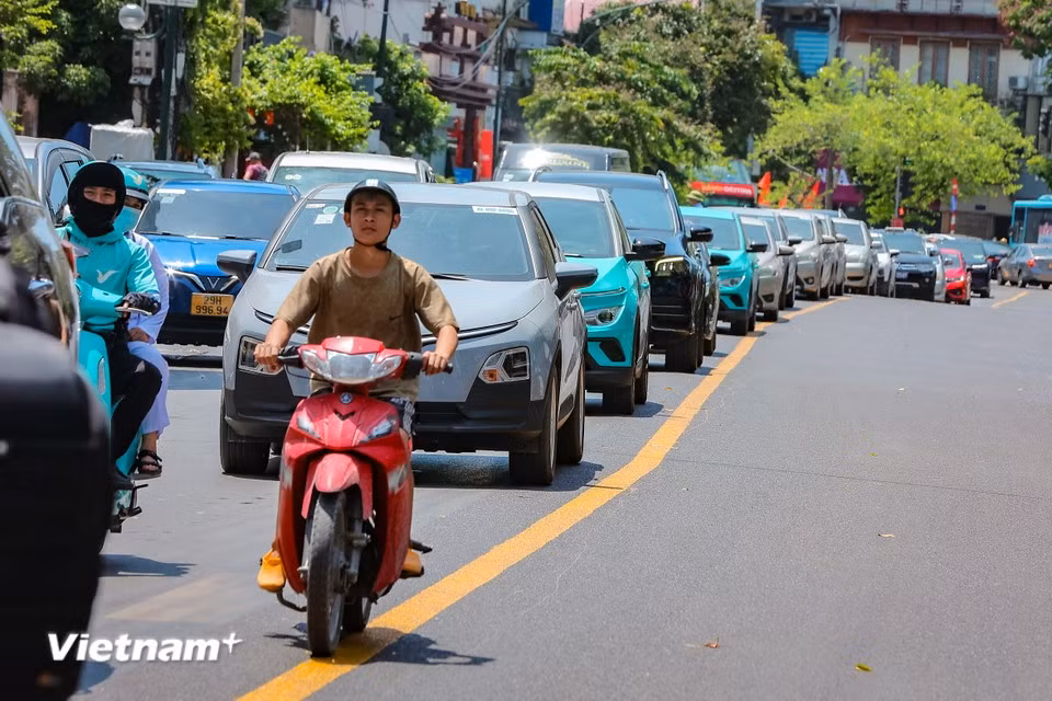Sur la rue Diên Biên Phu, le séparateur en béton a été remplacé par une ligne jaune peinte au sol. La chaussée est également en cours de rénovation avec une nouvelle couche d'asphalte. Photo : Vietnam+