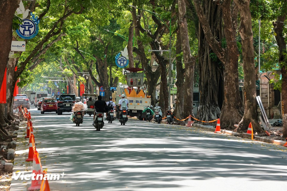 Les trottoirs de la rue Phan Dinh Phùng sont en cours de rénovation accélérée. Photo : Vietnam+