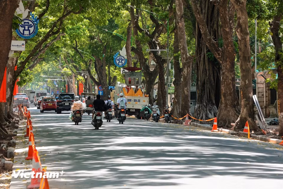 Les trottoirs de la rue Phan Dinh Phùng sont en cours de rénovation accélérée. Photo : Vietnam+