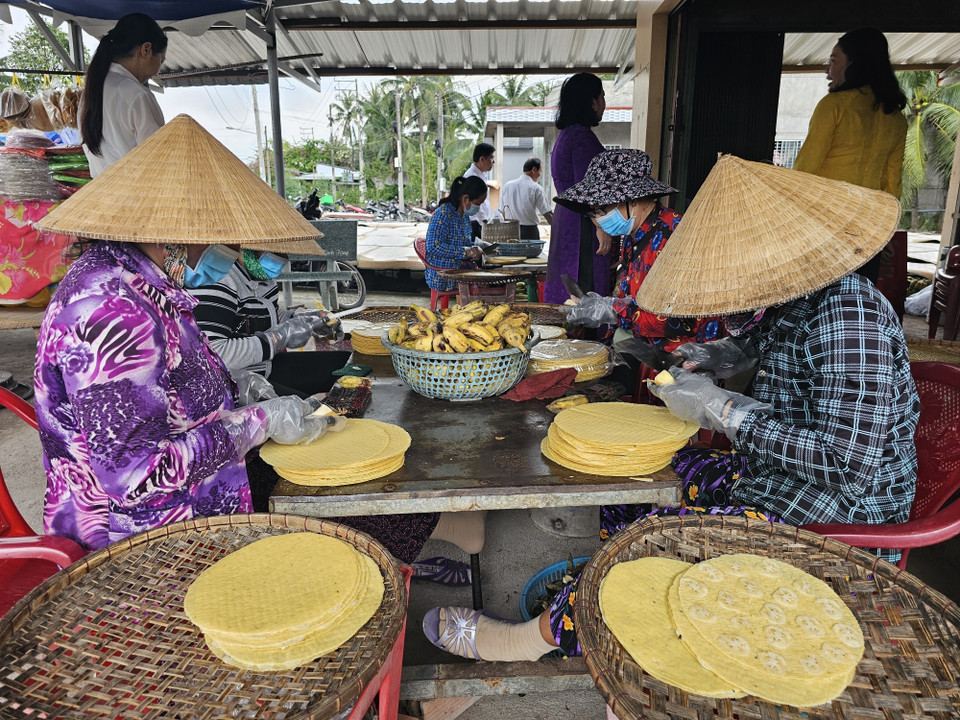 Le "banh phông" (galette soufflée) de Son Doc est réputé pour la rigueur de son processus de fabrication, notamment la sélection minutieuse du riz. Plus petit mais plus épais que les crackers ordinaires, il se distingue par sa texture unique. À l’atelier Hai Sam, les artisans produisent également une délicieuse variante à la banane, ajoutant une touche originale à ce produit traditionnel. Photo : Chuong Dai - VNA
