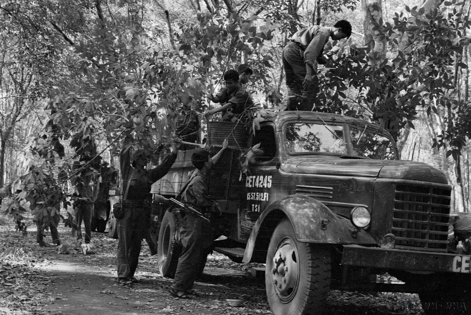 Les soldats de la base de Khe Sanh camouflent leurs véhicules avant l’assaut final sur Saïgon. Photo : VNA
