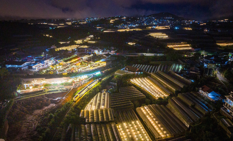 Le train traverse des parcs d'attractions, des potagers et des jardins de fleurs brillamment illuminés. Photo : VNA
