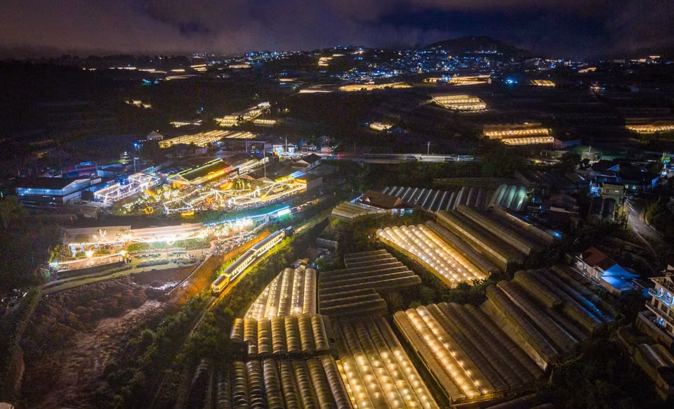 Le train traverse des parcs d'attractions, des potagers et des jardins de fleurs brillamment illuminés. Photo : VNA