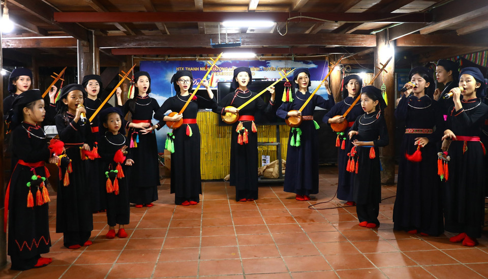 Interprétation du « dan tinh » et du chant « then » pour les touristes au homestay Tai Ngao, hameau Na Tong, commune de Thuong Lam, province de Tuyen Quang. Photo : VNA