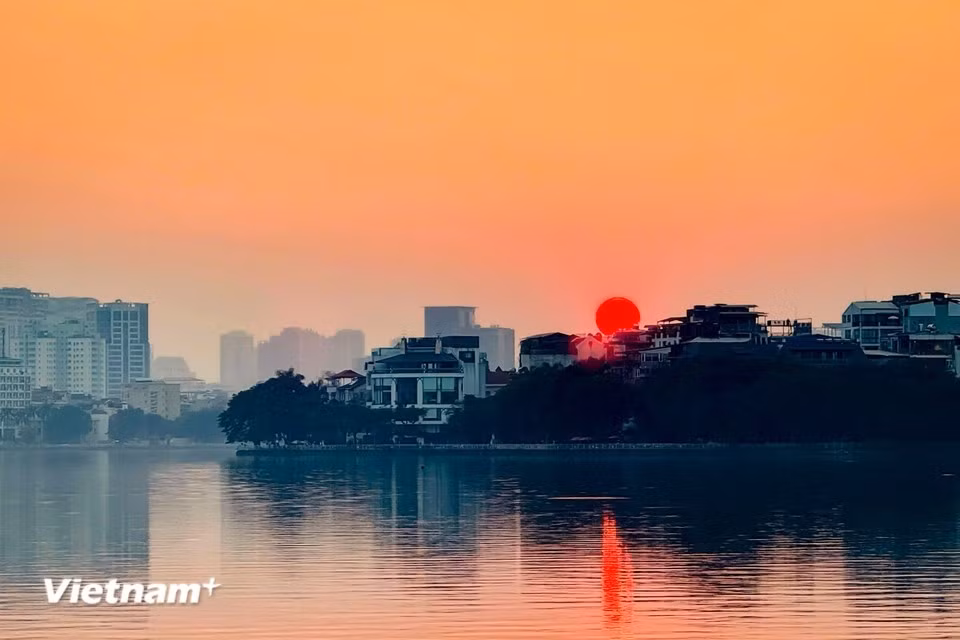 D’où que l’on regarde, la magie du lac au crépuscule ensorcelle. Sa splendeur le consacre comme un paysage sans pareil, joyau naturel offert à la capitale. Photo : Trân Huong Son/Vietnam+