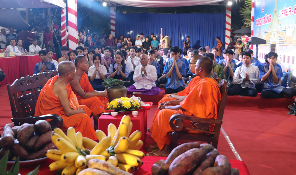 Le culte de la Lune se célèbre aussi bien dans les pagodes et les foyers que dans tout lieu d’où l’on peut contempler l’astre nocturne. Photo : VNA