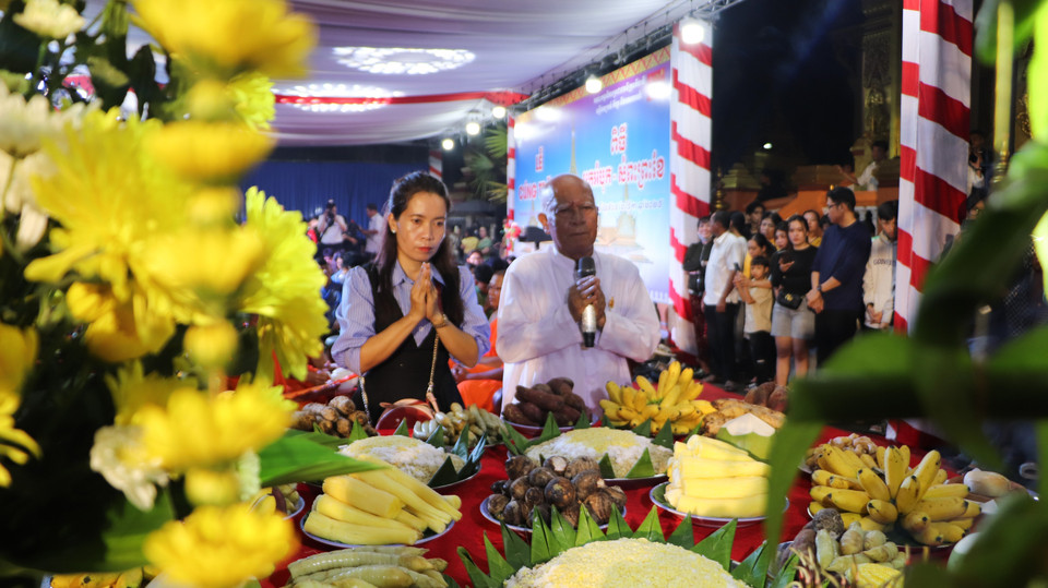 Les Khmers accomplissent avec ferveur les rites du culte de la Lune. Photo : VNA