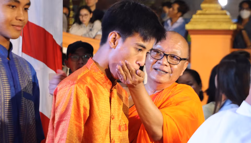 Rite du nourrissage au riz plat (cốm dẹp, sorte de jeune riz gluant aplati) lors de la fête de la Lune. Photo : VNA