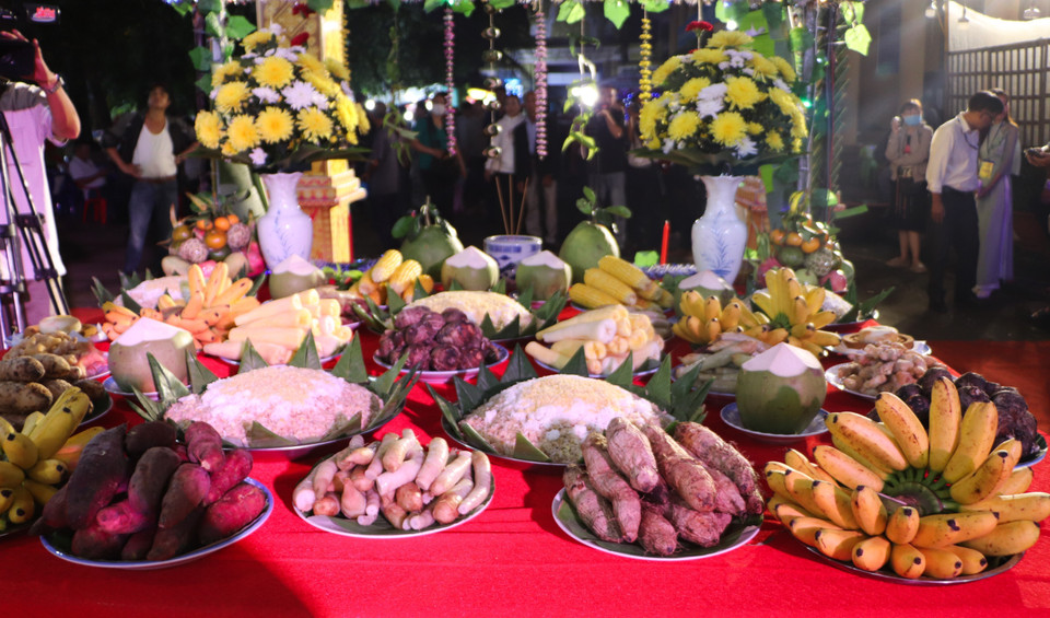 La fête revêt également une dimension spirituelle à travers la symbolique des objets et des décorations utilisés : deux poteaux dressés à l’entrée de l’autel représentent les “anneaux de l’univers”, la table symbolise la “Terre” et les deux tiges de canne à sucre incarnent la “fécondité et la prospérité”. Photo : VNA