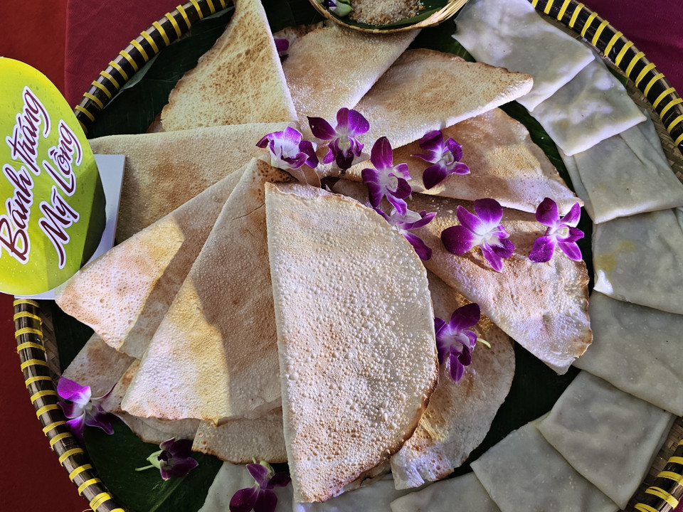 La galette de riz de My Lông est réputée pour sa douceur, son goût légèrement gras et son parfum irrésistible lorsqu’elle est cuite au feu de bois. Photo : Chuong Dai - VNA