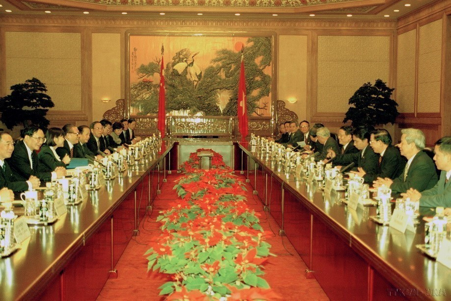 En décembre 2000, le Vietnam et la Chine ont signé la « Déclaration commune sur la coopération globale au nouveau siècle », énonçant des mesures spécifiques pour développer leurs relations bilatérales dans tous les domaines. Sur la photo : le président chinois Jiang Zemin s'entretient avec son homologue vietnamien Tran Duc Luong lors de la visite officielle de ce dernier en Chine (Pékin, 25 décembre 2000). Photo : Trong Nghiep – VNA