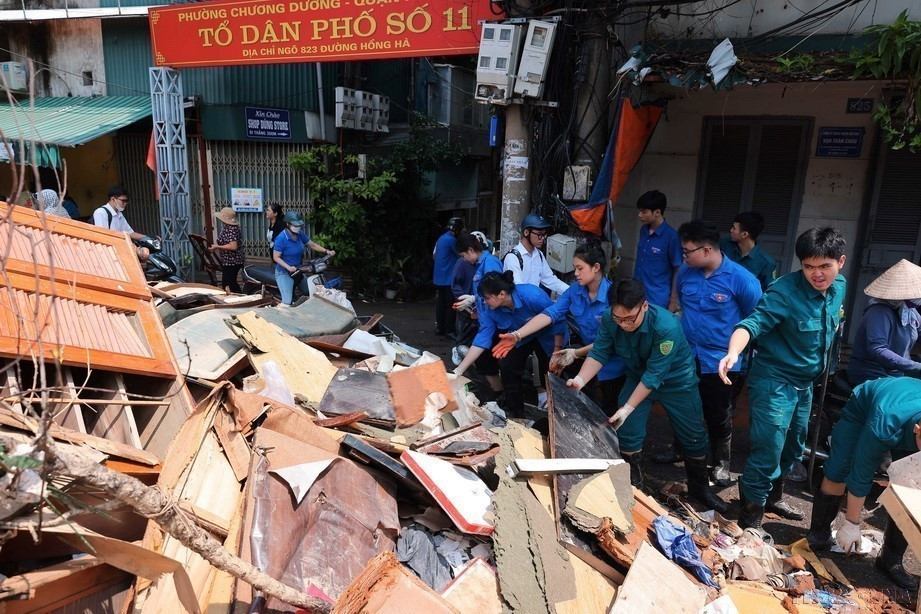 Dans le sillage du typhon Yagi, les jeunes volonatires du quarttier de Chuong Duong, à Hanoï, ont démontré leur solidarité en participant activement aux opérations de secours, en particulier en évacuant les débris et en transportant les biens des habitants sinistrés (le 14 septembre 2024). Photo : Hoang Hieu – VNA