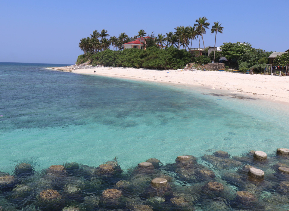 Plage aux eaux bleues claires sur l'île de Bé. Photo : Pham Cuong-VNA