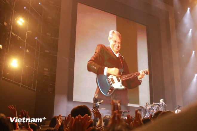 L'ambassadeur du Mexique au Vietnam, Alejandro Negrín Muñoz, est chaleureusement accueilli sur la scène du gala « Vietnam Happy Fest 2025 », organisé dans la soirée du 7 décembre sur la place Dông Kinh Nghia Thuc. (Photo : Vietnam+)