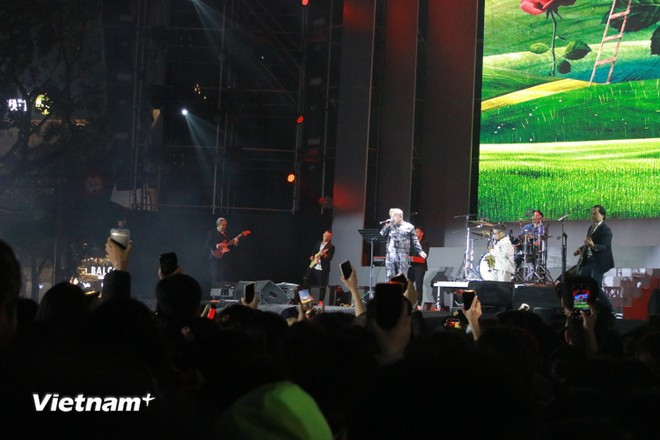 L'ambassadeur du Mexique au Vietnam se produit en tant que guitariste au sein de « Bridge », un groupe composé de six membres originaires du Vietnam, du Mexique, de Thaïlande (batterie) et des Philippines (chant). (Photo : Vietnam+)