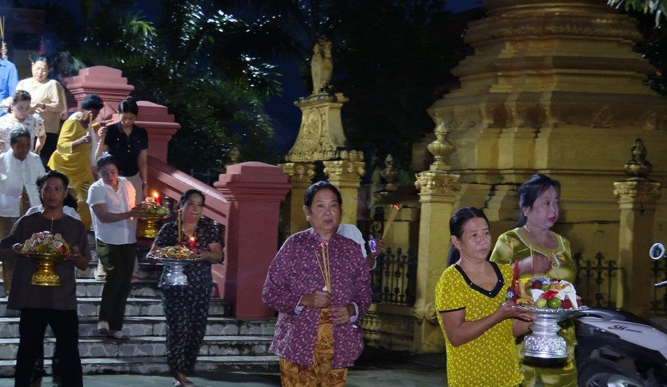 Cette année, la fête de Sene Dolta se déroule du 21 au 23 septembre, soit 3 jours. Les familles khmères se rendent à la pagode pour offrir repas et offrandes aux bonzes. Photo : VNA