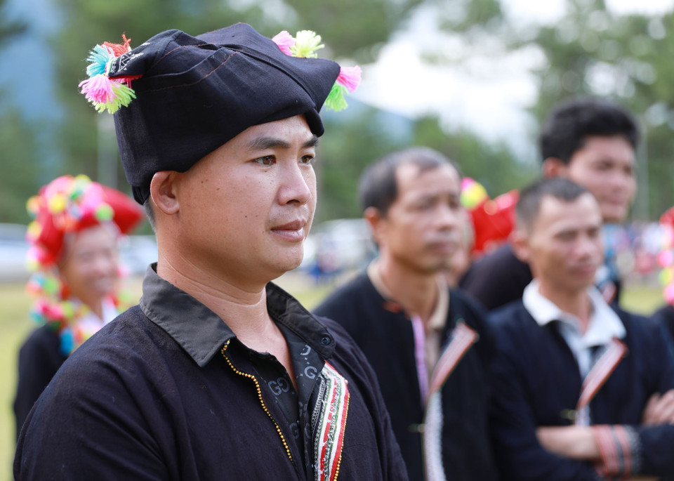 Le costume traditionnel du marié Dao rouge le jour du mariage. Photo : VNA