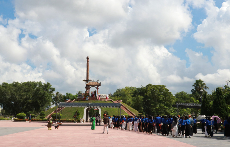 Perchée sur les rives du fleuve Thach Han, la citadelle est devenue un creuset de feu et de sacrifice, où des milliers de soldats vietnamiens ont donné leur vie pour la liberté nationale. Photo : VNA