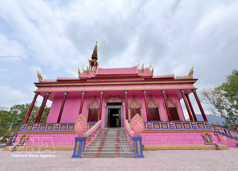 Un couple de serpents mythiques Naga à neuf têtes serpente le long de l’allée menant au sanctuaire principal, symbolisant la protection et le caractère sacré dans le bouddhisme theravada khmer. Photo : Thanh Sang / VNA