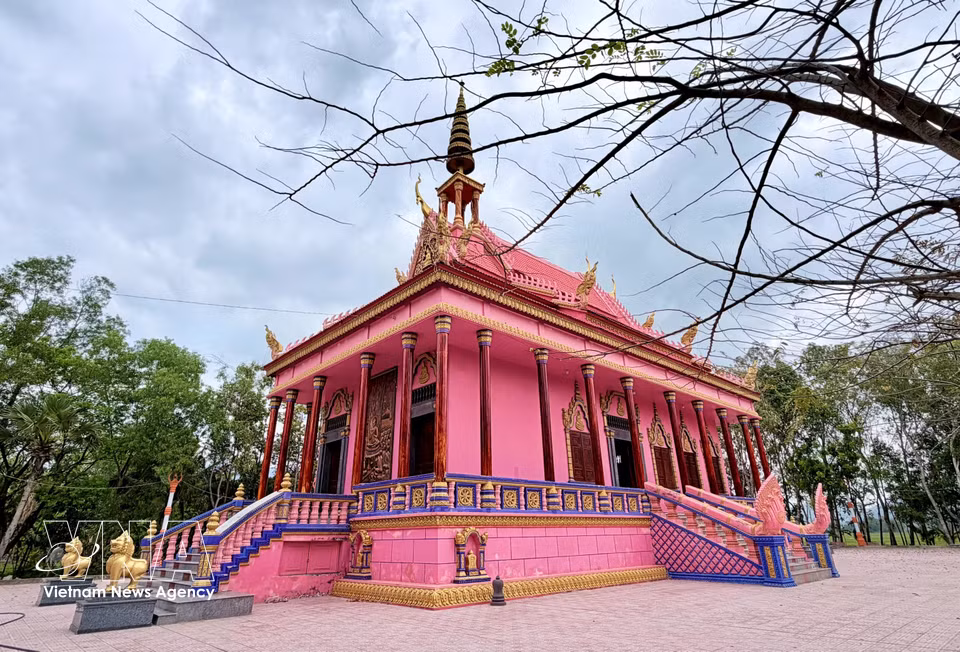 La teinte rose s’harmonise avec les motifs khmers raffinés, mettant en valeur l’originalité architecturale de la pagode Hang Cong. Photo : Thanh Sang / VNA