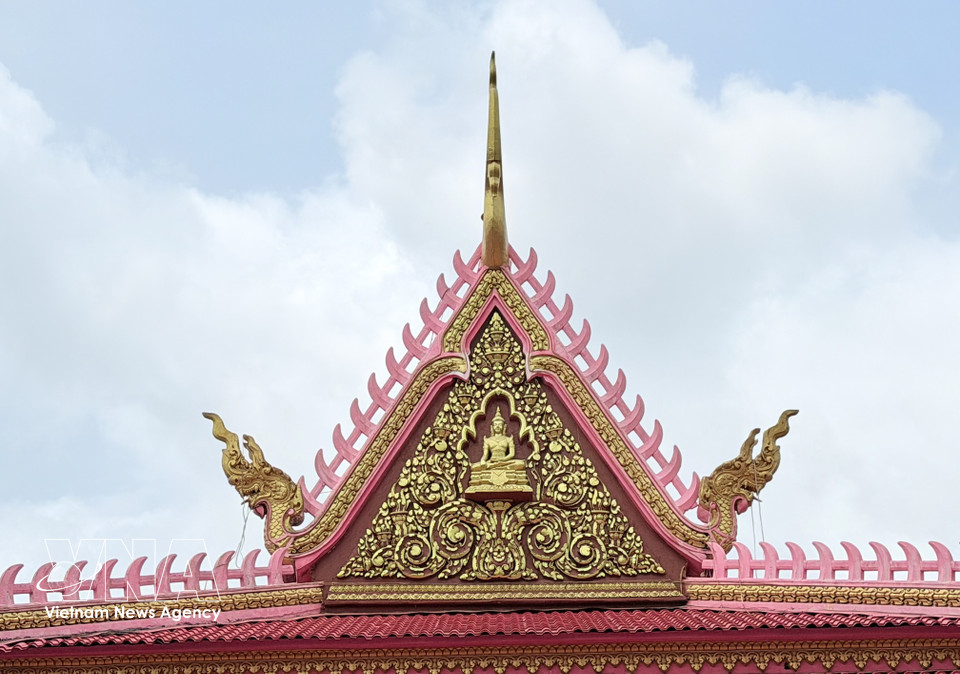 Les ornements représentant l’oiseau mythique Krud et des dragons sur le toit de la pagode symbolisent la puissance et la protection dans la culture khmère. Photo : Thanh Sang / VNA
