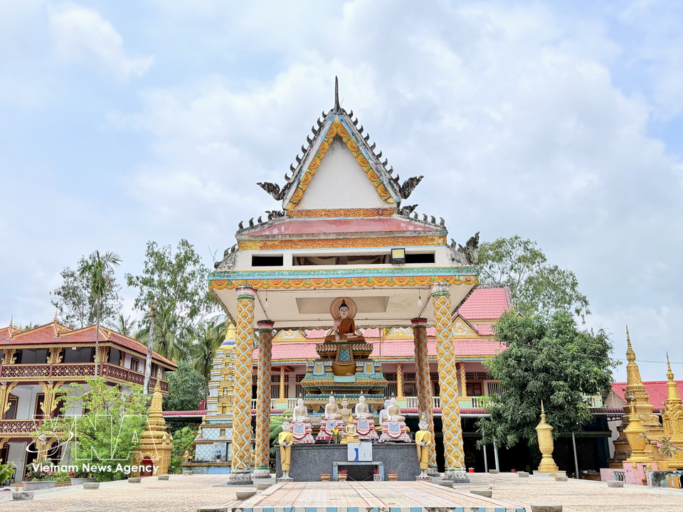 Les structures religieuses érigées dans l’enceinte de la pagode portent l’empreinte marquée de la culture khmère traditionnelle. Photo : Thanh Sang / VNA